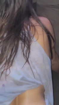 Questa milf ha una bella figa rosa piena di sperma, che rilascia scoregge vaginali.