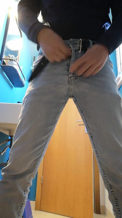 Rafael Torreano: 热辣爸爸撒尿被抓