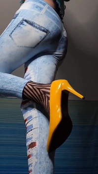 Weergave van de vloer van mijn sexy stretchbroek en pantyteee