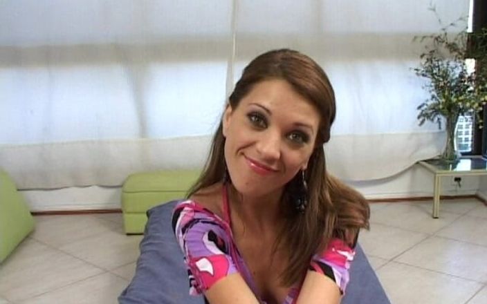 Argentina Latina Amateurs: Латине Bianca прерванный макияж горячей спермой от двух больших членов в любительском видео