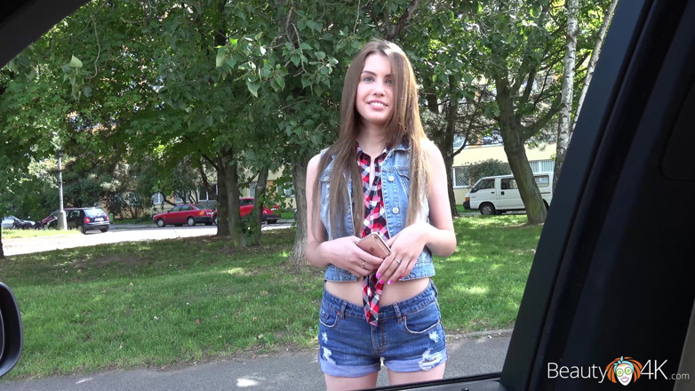 Teen Mega World: Справжня красуня отримала трах в її кицьку в машині