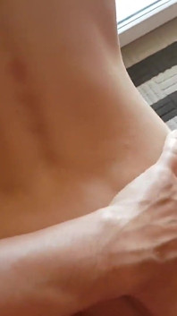 La sorellastra arrapata si lava il corpo stretto e si prende un grosso cazzo da dietro