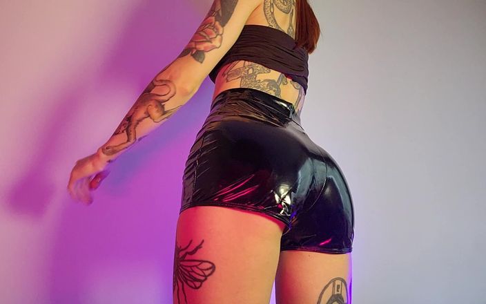 TattoedGirl666: 라텍스 쇼츠