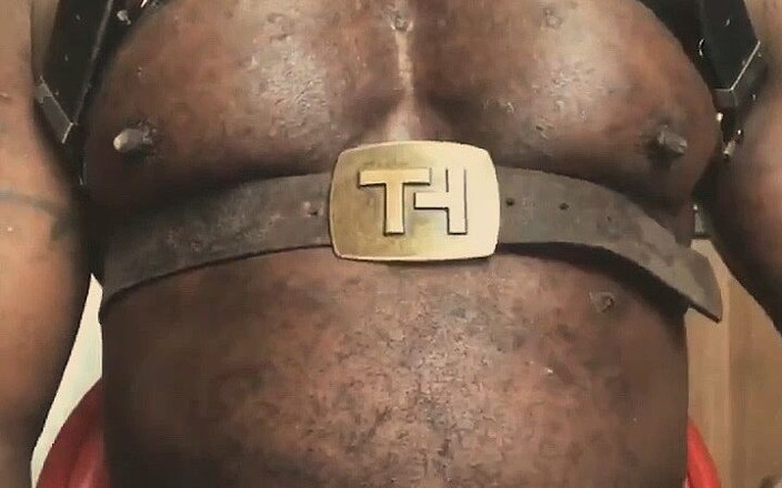 Brodyjayrichardson: Muscolo Nero Da Vicino Imbracatura Cintura Gioca Con Le Tette