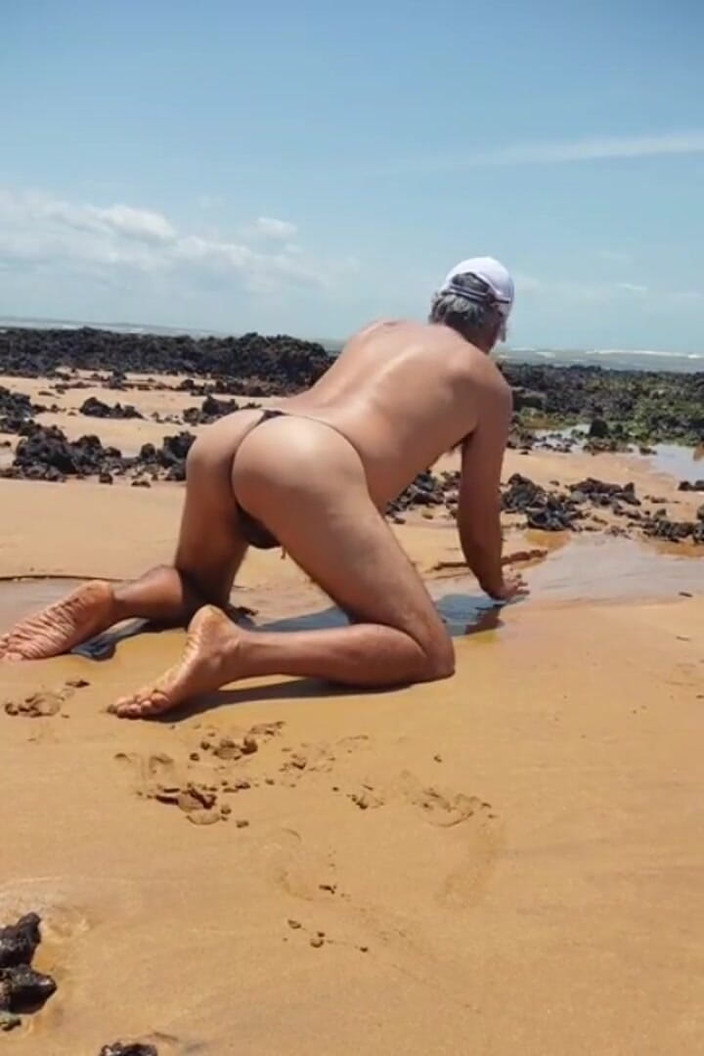 Ladysilvas: Ladysilva pe plajă în chiloți expunându-și curul sexy