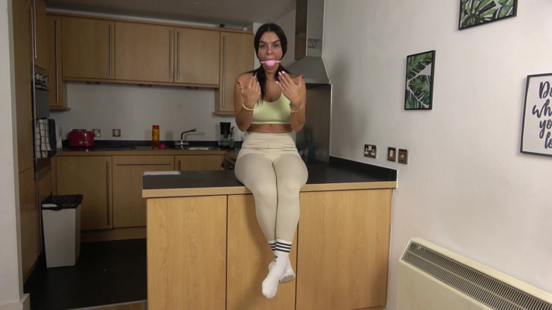 Latina Fetish: Die Zwangslage der Personal Trainerin latina: Riesenballknebel, Hogtie und Drännen...