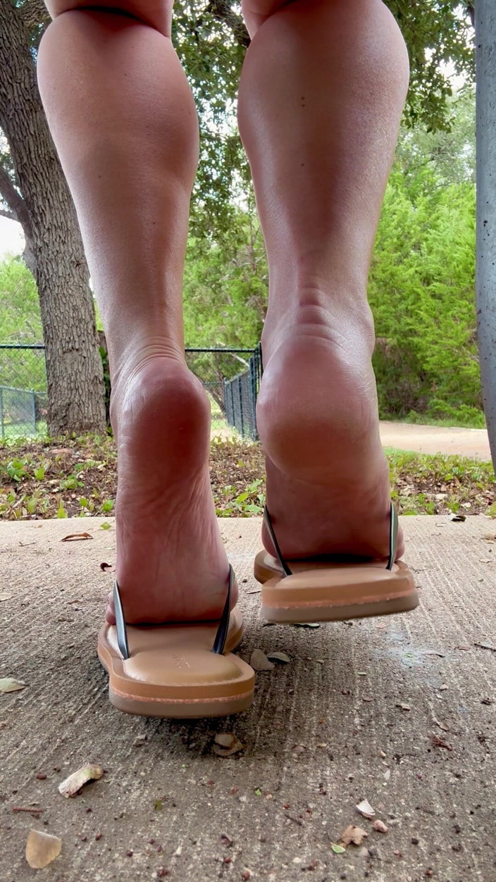 Hot Wife Lila: La taquine des pieds de Lila Hotwife en plein air :...
