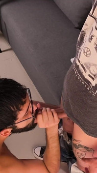 Sexy táta Camilo Brown dává nedbalé kouření hubené twink magic c polykání jeho tlustého spermatu