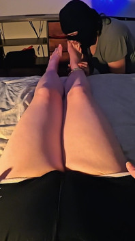 49-calowe długie nogi POV: Żałosny footboy uwielbia mój gigantyczny rozmiar 16 stóp