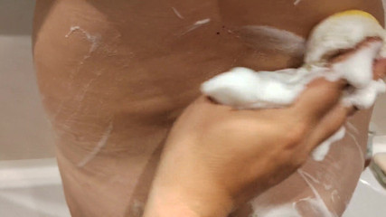 Emma_Alex: 完璧な自然のおっぱいを持つ私の義理の妹を見る