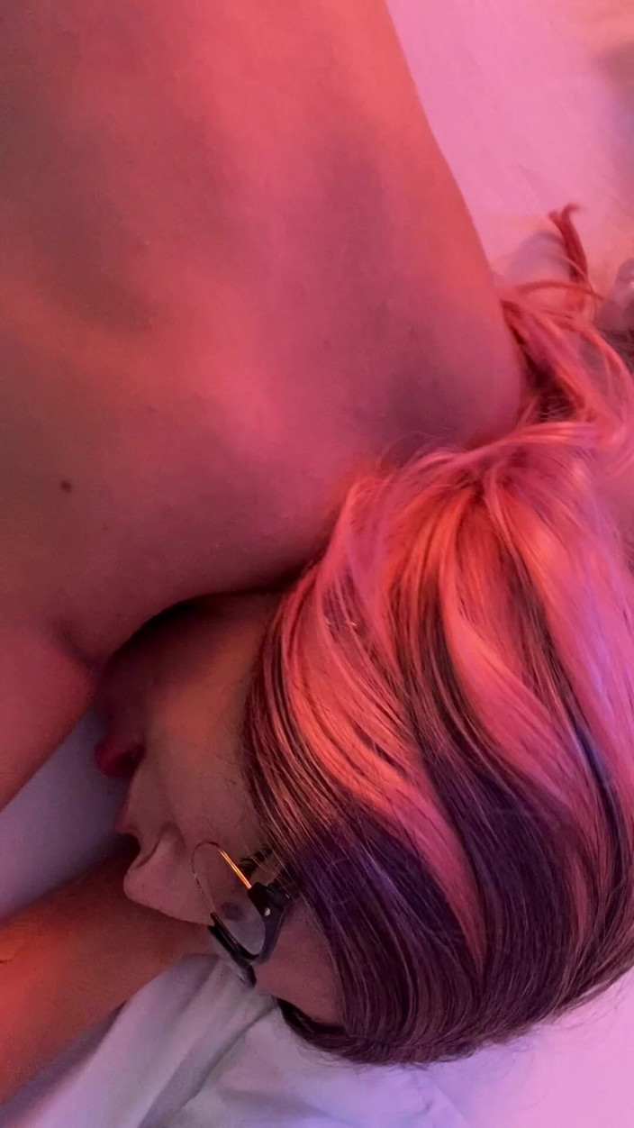 Erikadiamond: 我继兄含着我紧致的阴道，给我灌满奶水