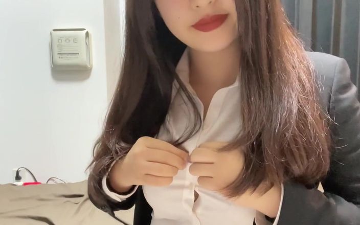 Rinyun_couple: Je suis venue travailler en costume aujourd’hui, alors je suis...