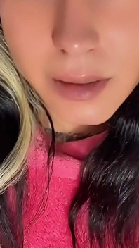 Awek transeksual Emma di Pajamas melancap