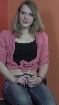 Freche studentin nina 18 jahre beim porno-casting - teil 1