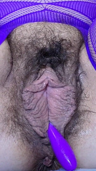 Şişman kıllı amcık ibadeti - sürtük orta yaşlı seksi kadın orgazm oluyor ve oyuncaktan döl emiyor
