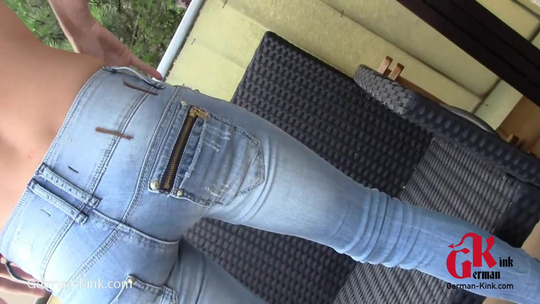 German Kink: Jeans pissar utomhus