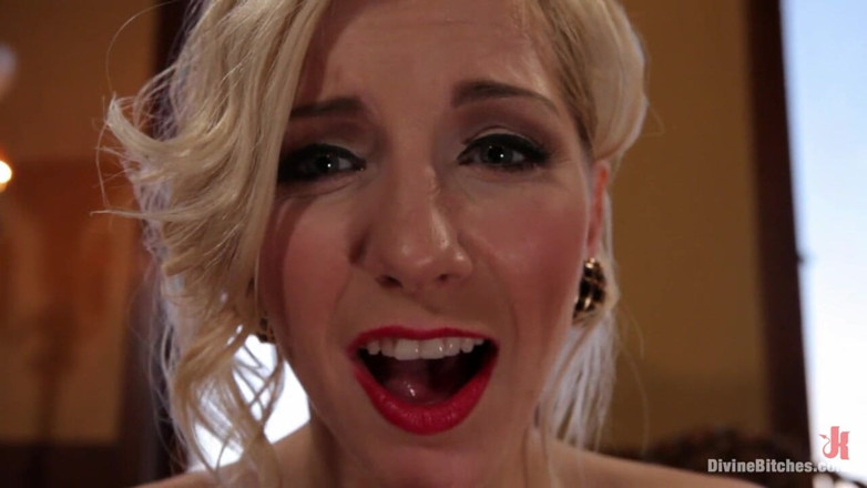 Divine Bitches by Kink: La padrona ashley fires ti insegna come accarezzare correttamente il...