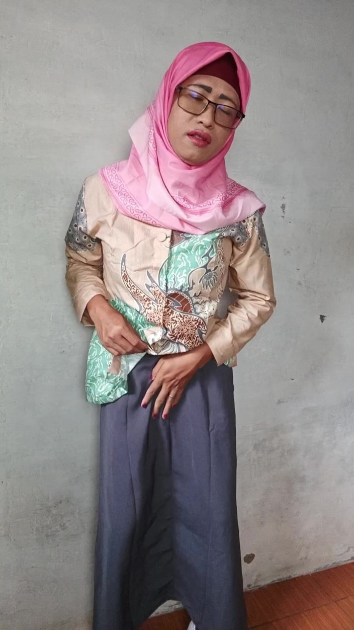 Mitha Zhe: Enorme kont Hijab shemale, haar kont uitrekken met grote dildo's...