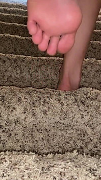常春藤脚足女神挑逗你走上楼梯