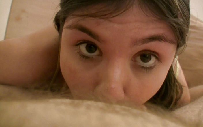 LTG sex movies: Kristen zuigt en slikt voor een camera