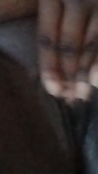 Geiles schwarzes mädchen spielt mit ihrer muschi