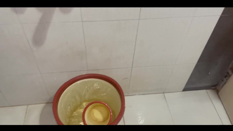 Indian Senu: Teman wanita India berkongkek dengan bf di bilik air