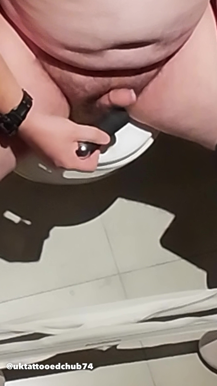 uktattooedchub74: Toliet cubicle magic wand chơi và xuất tinh