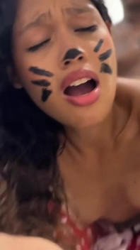 Minnie Mouse Yarak Yemek Için Bir Hikaye Kitabından Kaçtı