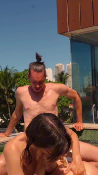 Jacuzzi, suntem futuți ca curvele, un sex în trei absolut nebun!! Oral în gât adânc nemilos și spermă pe față!!
