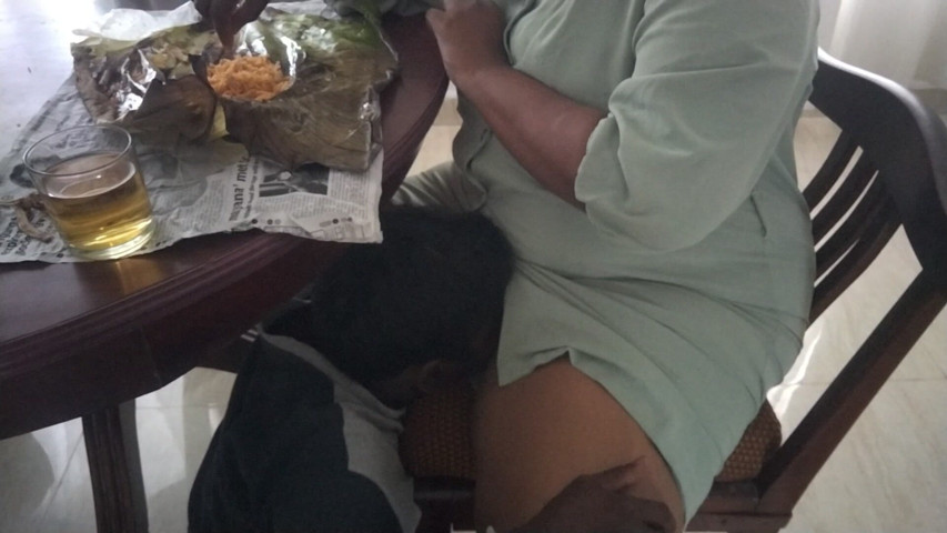 Tavolo da pranzo, figa bollente da succhiare (lesbica tamil) Dining Table Hot Pussy Sucking (Tamil lesbian)