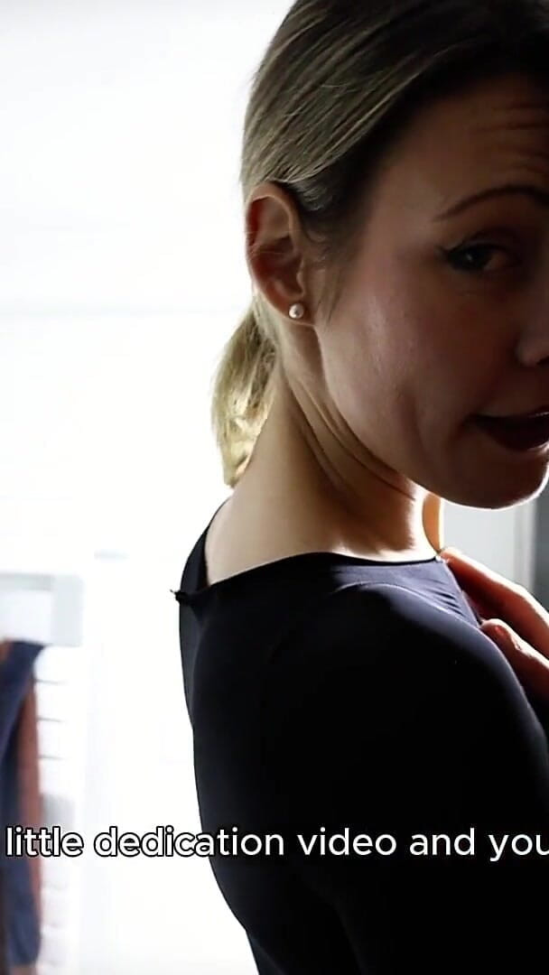 DeesseJulia: Mokrá nylonová kombinéze: Uctívání zadku ve sprše - Paní Julia