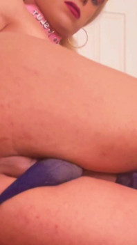 Sissy-mädchen angel rios benutzt ihren selbst schmierenden dildo