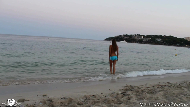 Melena Tara: Tesão de nu na praia