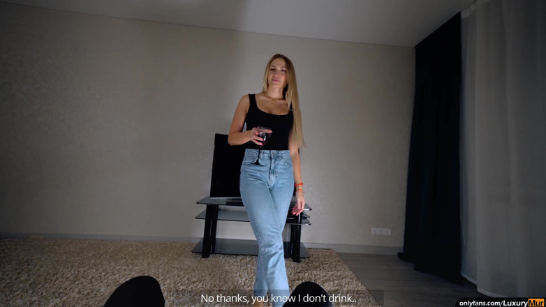 LuxuryMur: ホーム セックスガールフレンドが失敗し、許しのためにチンコをしゃぶる