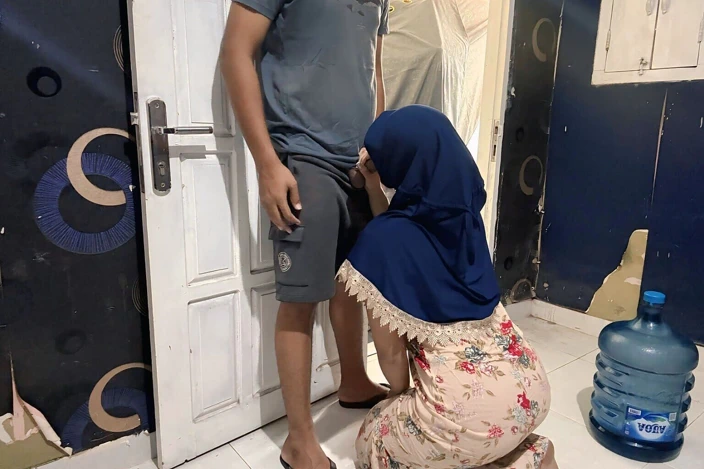 Ibu Rumah Tangga Paksa Abang Tukang Galon