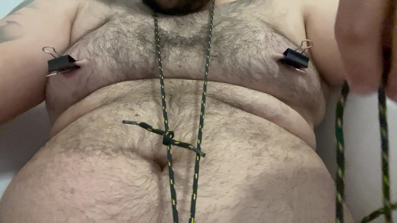 Shaun Cbt: Pik en tepelbondage in bad met handenvrije cumshot aan het...