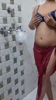 Bengálská Bhabhi Ke Sath Koupelna Mein Nahate Time Sexy Video
