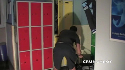 STRAIGHT BOY CURIOUS: หนุ่มตรงช่วยตัวเองในห้อง locker ห้องกีฬา