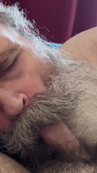 Nutre papà con dei grandi baffi un carico cremoso