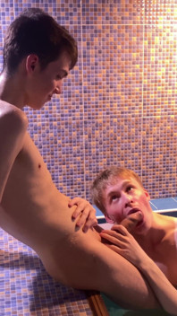 Náctiletá dvojčata Matty a Aiden kouří v bazénu