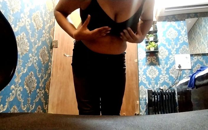 Adiraverma: 印度熟女的有趣舞蹈动作