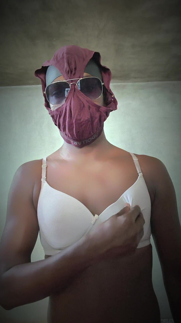 TS Azzy: La trans azzy si masturba con il preservativo