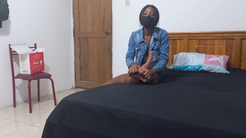 NEGRITA SEXY: Zenci kız iyi vakit geçiriyor!! Siyah dildo alıyor ve evde...