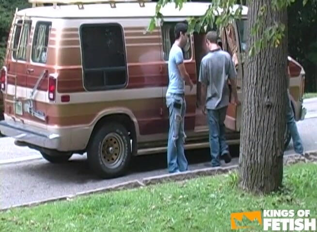 Gay Diaries: Dois amigos chupam dois caras que vieram consertar a van