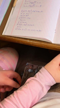 Studentă face din nou laba la ora de matematică sub masă