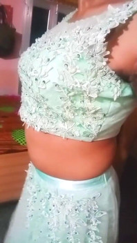 Un travesti gay indien en lehanga bleu
