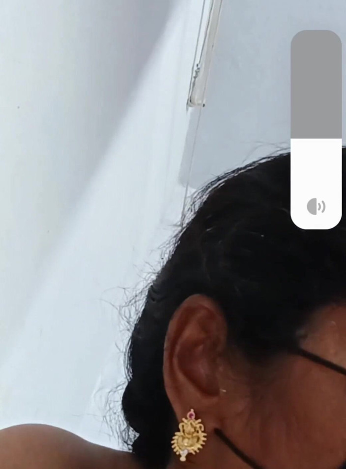 Jayaselvi: Apro la mia figa nel servizio di videochiamata