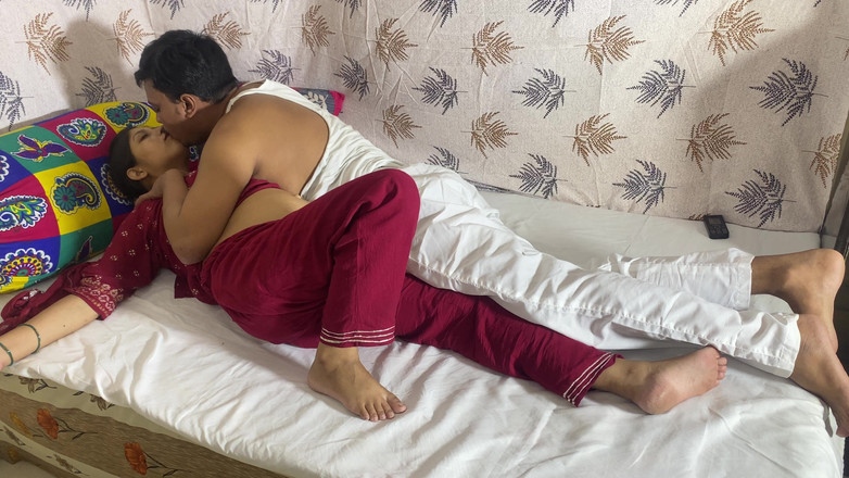 Desi Indian Wife: Büyük memeli azgın desi Hintli evli kadın kocasıyla seks yapıyor