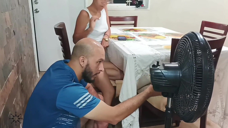 Calvohot70: 优秀的手动技术，我喜欢把你的长阴茎插入我湿润的阴户。