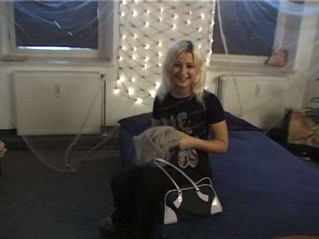 Lucky Wankerz: Blondine mit kleinen titten bläst schwanz nach dildo-muschi